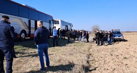 Peste 100 de suporteri ai echipelor Politehnica Timişoara şi PAOK Salonic au participat la un moment comemorativ în memoria fanilor greci care şi-au pierdut viaţa într-un accident în Timiş/ A fost amplasat şi un monument - FOTO