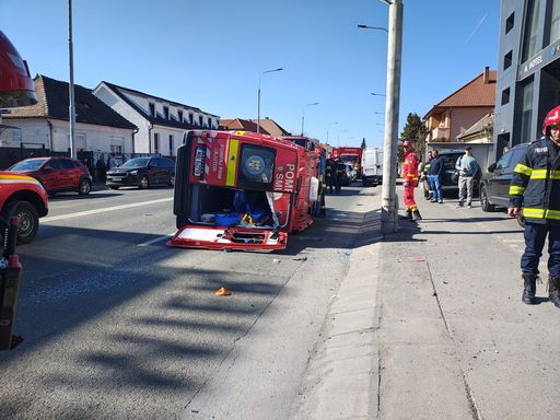 UPDATE - Autospecială SMURD aflată în misiune, cu şase persoane la bord, implicată într-un accident în municipiul Sibiu/ A fost activat Planul Roşu/ Doi adulţi şi patru angajaţi SMURD, transportaţi la spital - FOTO