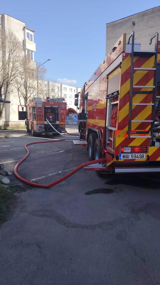 Incendiu într-un apartament din Târnăveni / 19 adulţi şi copii, evacuaţi din imobil / Proprietarul apartamentului, la spital cu arsuri la mâini
