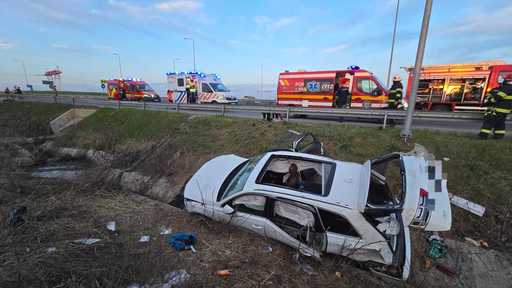 O persoană a murit şi cinci au fost rănite, după ce o maşină s-a răsturnat în Satu Mare / Un bărbat a fost aruncat din autoturism, fiind găsit în stop cardio-respirator