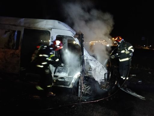 Un microbuz a luat foc lângă şoseaua de centură din Arad / Două persoane au suferit arsuri