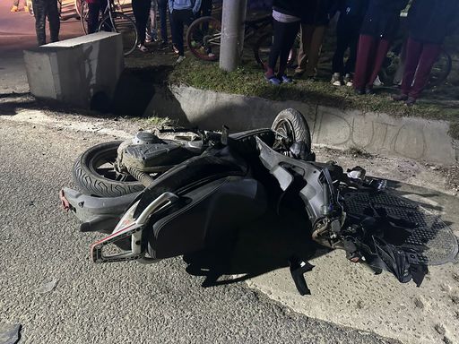 Galaţi: Un tânăr de 25 de ani, care a condus un moped neînmatriculat fără a avea permis de conducere, a murit într-un accident rutier / A intrat într-o maşină