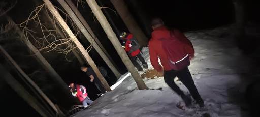 Turişti în pantofi, în zona montană înaltă, unde zăpada are 50 de centimetri / Două persoane, în risc de hipotermie, coborâte de salvamontiştii din Săcele

