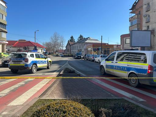Botoşani: Intervenţie la o unitate bancară din Dorohoi, unde a fost semnalată prezenţa unui colet suspect - FOTO / VIDEO

