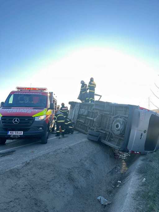 UPDATE - Accident între un microbuz şi o autobasculantă, între municipiul Cluj-Napoca şi comuna Apahida / 11 persoane găsite la faţa locului, patru primind îngrijiri medicale / Precizările Poliţiei