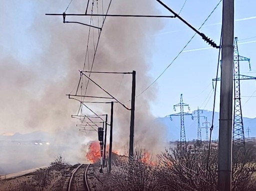 Trafic feroviar temporar suspendat pe Magistrala 300, între staţiile Feldioara şi Apaţa, din cauza unui incendiu de vegetaţie