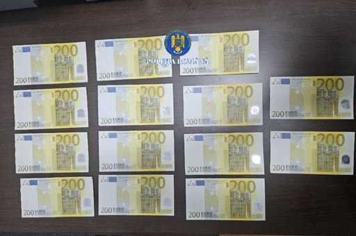 Cuplu din Brăila, reţinut pentru plasarea în circulaţie a 4000 de euro, în bancnote false. Ar fi cumpărat telefoane de ultimă generaţie cu euro contrafăcuţi
