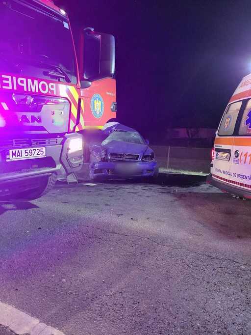 UPDATE - Cluj: Accident grav pe DN 1, la Negreni, fiind implicate două autoturisme şi un camion/ O fetiţă şi un bărbat au murit/ Traficul, complet blocat