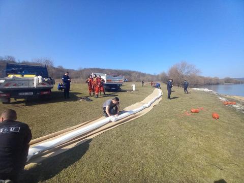 IGSU: România acordă sprijin Republicii Moldova pentru gestionarea poluării pe fluviul Nistru/ Au fost trimise echipamente şi materiale, dar şi o echipă specializată de intervenţie