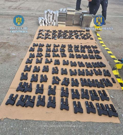 Peste o sută de pistoale, peste 130 de încărcătoare şi zeci de mii de ţigarete descoperite de poliţiştii de frontieră într-un camion turcesc - FOTO
