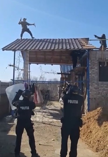 Argeş: Intervenţie a poliţiştilor de la acţiuni speciale, pentru calmarea unui bărbat care arunca cu pietre în trecători şi autovehicule. El a fost împuşcat în picior, după ce a atacat cu sabia un poliţist
