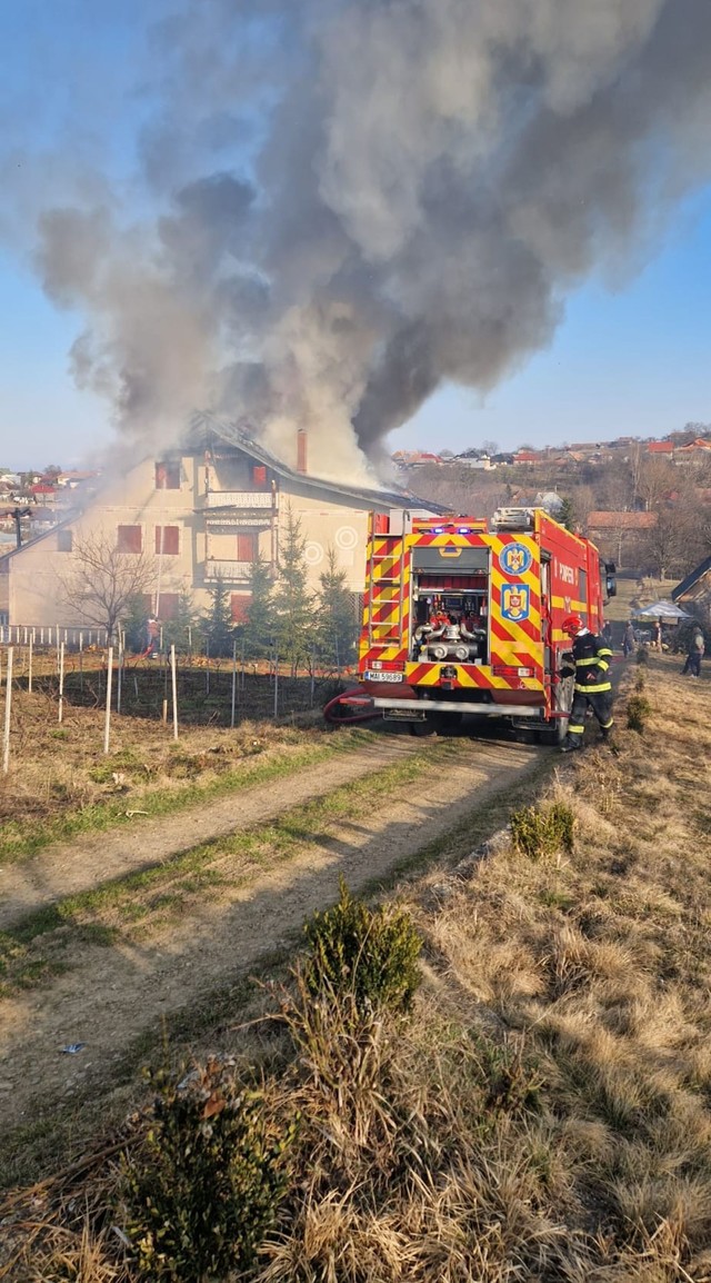 Un incendiu de amploare a cuprins o vilă, în judeţul Bacău. Proprietara a făcut atac de panică – VIDEO
