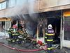 UPDATE - Bucureşti: Incendiu la un spaţiu comercial aflat la parterul unui bloc situat în Şoseaua Pantelimon / Flăcările s-au extins pe o suprafaţă de aproximativ 100 de metri pătraţi, precum şi la faţada blocului / Incendiul a fost localizat
