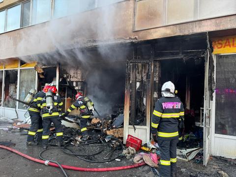 UPDATE - Bucureşti: Incendiu la un spaţiu comercial aflat la parterul unui bloc situat în Şoseaua Pantelimon / Flăcările s-au extins pe o suprafaţă de aproximativ 100 de metri pătraţi, precum şi la faţada blocului / Incendiul a fost localizat

