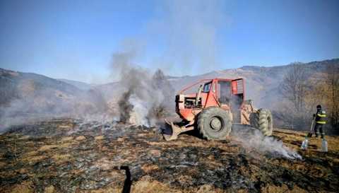 Neamţ: Bărbat cu arsuri, în urma unui incendiu de vegetaţie uscată care s-a extins pe 15 hectare. Pompierii au reuşit să stingă flăcările după o intervenţie care a durat cinci ore
