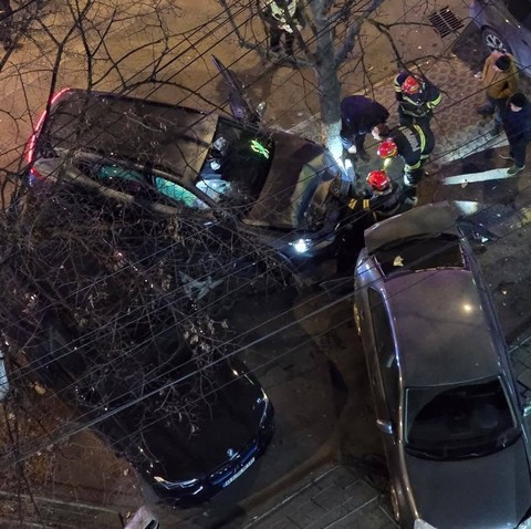 Un şofer beat, cu alcoolemie de peste 1 la mie, a provocat un accident pe un bulevard din Ploieşti, apoi a fugit
