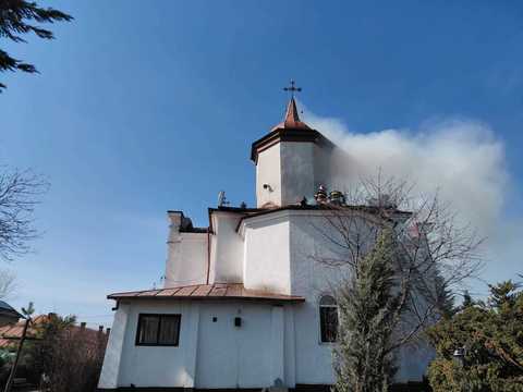 UPDATE - Prahova - Incendiu puternic la o biserică monument istoric. 120 de persoane s-au autoevacuat / Restricţii de trafic pe DN1, pe sensul Bucureşti - Ploieşti, din cauza incendiului - FOTO, VIDEO