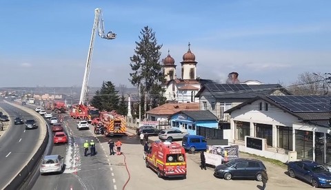 Prahova: Bunuri evaluate la un milion de euro, salvate din biserica din Pucheni, care a ars duminică
