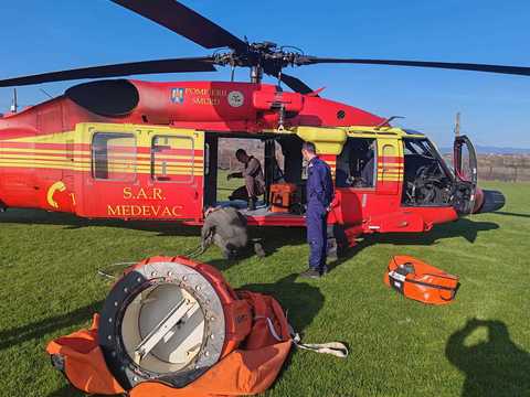 Satu Mare: Un incendiu izbucnit în noaptea de sâmbătă spre duminică s-a extins pe o suprafaţă de 150 de hectare. Un elicopter intervine în sprijinul salvatorilor care acţionează la sol / Intervenţie şi în judeţul Maramureş - VIDEO
