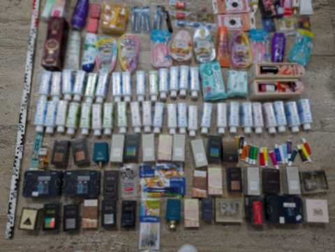 Cluj: Un bărbat urmărit internaţional şi două hoaţe, prinşi de către poliţişti după ce autovehiculul în care se aflau a trecut pe roşu la semafor
