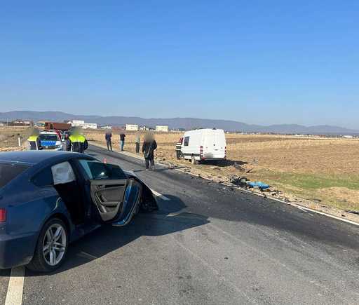UPDATE - Suceava - Accident între un microbuz şi un autoturism. Trei persoane sunt implicate / Un bărbat a fost transportat la spital - FOTO