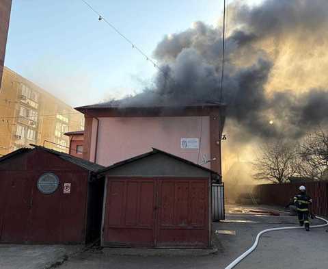 UPDATE - Alba: Aşezământ în care se acordă sprijin copiilor din familii defavorizate, cuprins de un incendiu / Şase copii au fost evacuaţi / Focul s-a extins şi la o anexă - FOTO