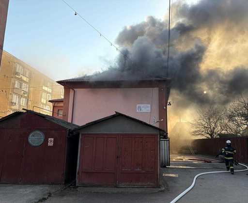 UPDATE - Alba: Aşezământ în care se acordă sprijin copiilor din familii defavorizate, cuprins de un incendiu / Şase copii au fost evacuaţi / Focul s-a extins şi la o anexă - FOTO / VIDEO