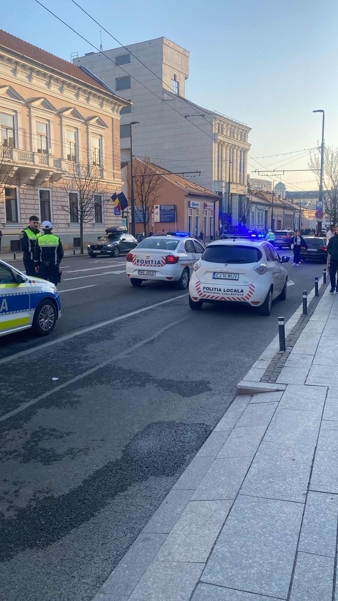Grav accident de circulaţie în Cluj-Napoca – Un şofer nu s-a asigurat la schimbarea direcţiei şi a lovit o maşină / Autovehiculul lovit a fost proiectat pe troturar, unde a accidentat o femeie de 30 de ani / Victima a murit la spital
