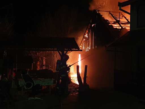 Incendiu violent în Zalău – Focul a cuprins mai multe imobile şi există risc de propagare/ Două persoane au suferit atac de panică - FOTO