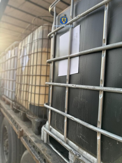 UPDATE - Prahova - 17 percheziţii în Ploieşti, Vălenii de Munte şi Sinaia, la punctele de lucru a două firme cu activităţi în domeniul deşeurilor periculoase, suspectate că  au deversat deşeuri în albia râului Dâmbu / Precizări ale Rafinăriei Vega