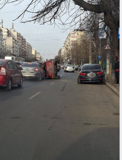 Bucureşti - Accident grav pe Şoseaua Ştefan cel Mare. Şase vehicule implicate, unul răsturnându-se. O femeie a fost transportată la spital - FOTO