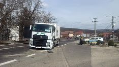 UPDATE - Victima unui accident rutier, rănită din nou după ce ambulanţa în care se afla s-a ciocnit cu un camion de salubritate, pe DN 7, în Vâlcea/ Pacientul, transportat la spital, conştient/ Traficul, pe un singur fir