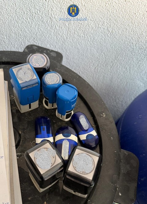 Percheziţii în Bucureşti şi în cinci judeţe, într-un dosar de înşelăciune şi fals cu un prejudiciu de 1,5 milioane de lei/ Un bărbat, suspectat că a introdus date fictive privind angajarea unor persoane, pentru ca ele să obţină ilegal beneficii