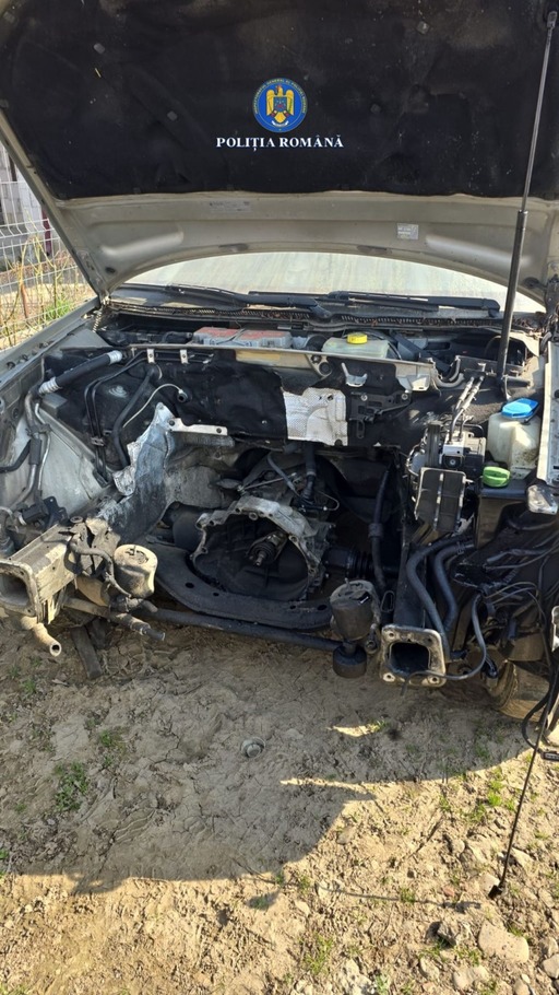 Administratorul unei firme de colectare a deşeurilor feroase din Buzău, reţinut pentru dezmembrarea ilegală de autovehicule şi incendierea a cinci tone de deşeuri - VIDEO