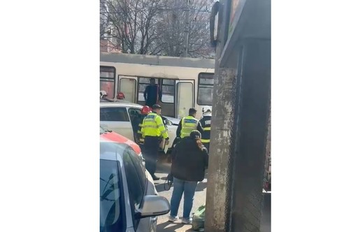 UPDATE - Accident în Capitală - Două persoane rănite după ce o maşină a intrat pe refugiul de tramvai - FOTO, VIDEO
