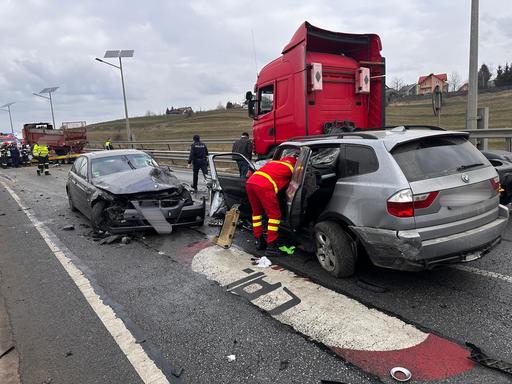Patru persoane, rănite într-un accident rutier produs pe centura ocolitoare a municipiului Suceava/ Traficul este blocat