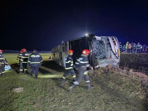 UPDATE - Galaţi - Un autocar înmatriculat în R. Moldova s-a răsturnat în afara părţii carosabile. A fost activat Planul roşu de intervenţie / Un pasager a murit şi alţi 14 au fost răniţi  - FOTO