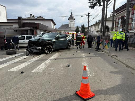 Suceava: Cinci persoane au fost rănite într-un accident rutier cu trei maşini implicate / Printre victime se află şi doi pietoni, unul fiind în comă - FOTO
