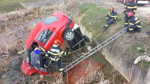 Vâlcea: Un bărbat căzut cu maşina într-un canal din apropierea barajului Slăviteşti a fost salvat de pompieri/ Evaluat medical la faţa locului, el a refuzat să fie dus la spital FOTO