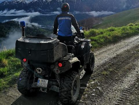 Alba: O familie a rămas blocată cu maşina în zona Pasul Tărtărău/ Drumul pe care au intrat un bărbat şi soţia sa este închis circulaţiei publice în această perioadă - VIDEO