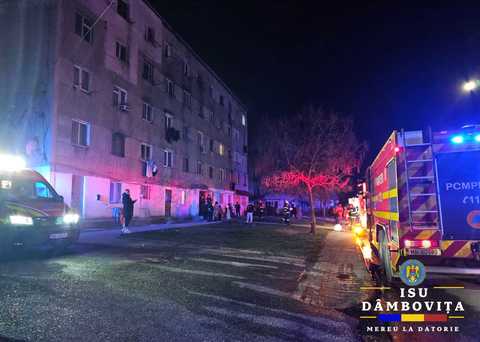 Dâmboviţa: Incendiu într-un apartament din Târgovişte/ Locatari evacuaţi/ Nouă persoane, asistate medical la faţa locului/ o femeie, transportată a spital/ Pompierii au lichidat incendiul şi intervin pentru evacuarea fumului - FOTO