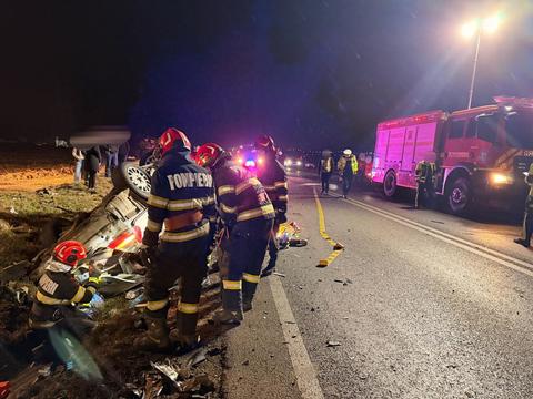 Suceava: Un mort şi doi răniţi, după ce două maşini s-au ciocnit frontal pe DN2/ Răniţii, un bărbat şi o femeie, au fost duşi la spital/ Ambele autoturisme, distruse complet/ În accident a fost implicat şi un microbuz - FOTO