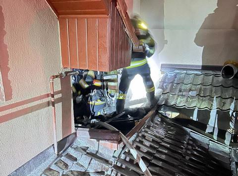 Zeci de persoane, evacuate dintr-o pensiune din judeţul Mureş din cauza unui incendiu care a izbucnit în bucătăria unui restaurant din apropierea unităţii de cazare - FOTO