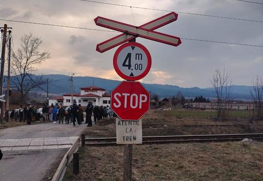 UPDATE - Căruţă lovită de tren în Harghita/ O femeie a murit, un bărbat a fost dus la spital, iar trei copii sunt răniţi, din care un bebeluş în stop respirator/ A fost trimis şi un elicopter SMURD/ Trafic feroviar reluat după câteva ore - FOTO, VIDEO