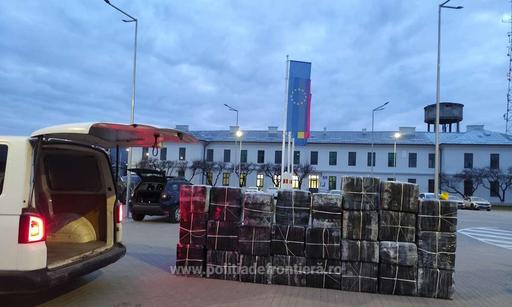 Captură impresionantă de ţigări de contrabandă, în valoare de 100.000 de euro, la Sighetu Marmaţiei/ Marfa, găsită într-un microbuz urmărit un kilometru de poliţişti/ Şoferul, prins după un foc de avertisment şi arestat preventiv