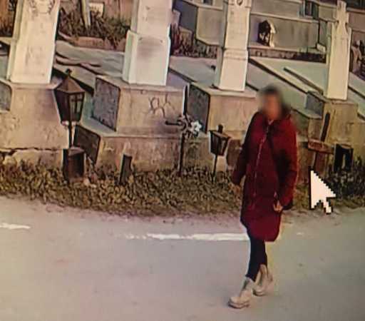 Dolj: Poliţiştii au stabilit că o femeie a fost cea care a vandalizat crucea de pe mormântul lui Ilie Balaci / Ea este cercetată pentru profanare de morminte 