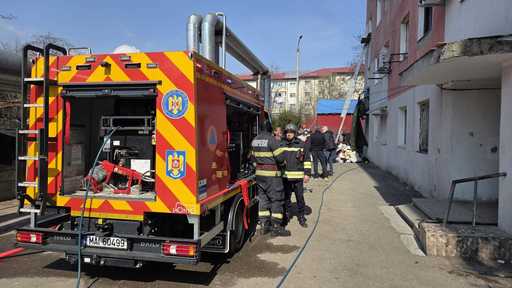 UPDATE - Explozie urmată de incendiu într-un bloc din Bacău / Peste 20 de persoane au fost evacuate / Două victime primesc au primit îngrijiri pentru intoxicaţie cu fum şi arsuri minore, dar au refuzat transportul la spital 