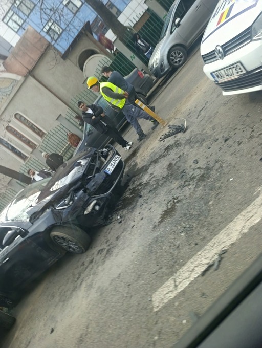 Accident în dreptul Spitalului ”Grigore Alexandrescu” din Bucureşti – O ambulanţă SMURD în misiune a fost lovită de o maşină condusă de un tânăr de 22 de ani / Alte două maşini au fost lovite în urma impactului

