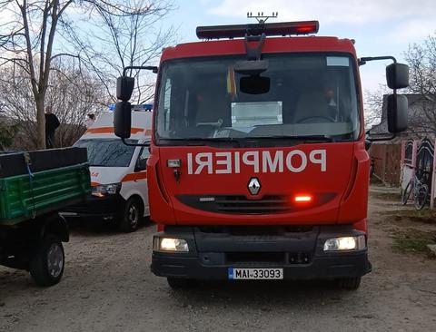 Bărbat de 55 de ani, mort după ce o remorcă a căzut peste el într-o gospodărie din judeţul Neamţ/ La sosirea pompierilor, victima era în stop stop cardio-respirator