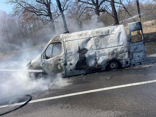 UPDATE - Iaşi: Trafic oprit pe DN 28 în zona localităţii Strunga, după ce o ambulanţă a luat foc. Nu au fost înregistrate victime / Cauza incendiului - FOTO